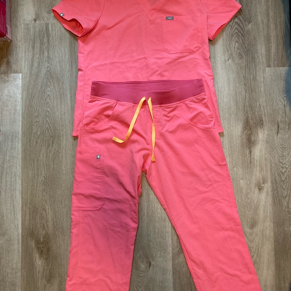 Fig coral scrubs top and bottom size medium